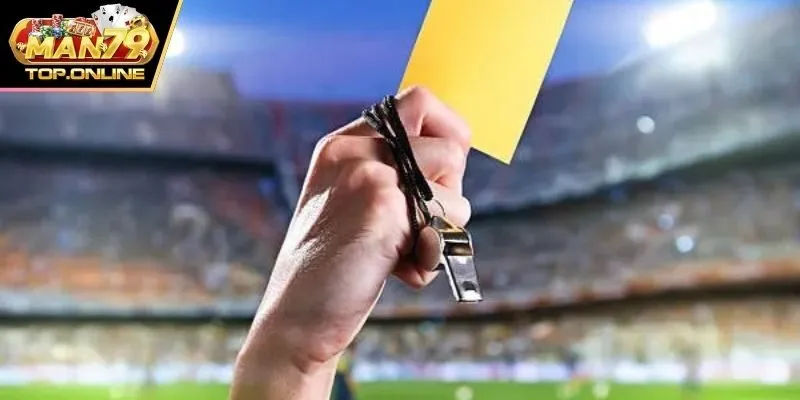 Để ý đến trọng tài bắt trận đấu